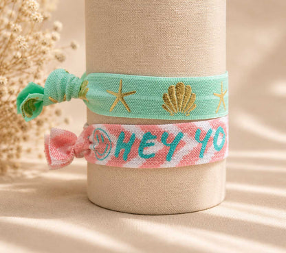 Elastisches Armband-Set Ocean Breeze mit mintgrünem Muschel-Seestern-Band und rosa „HEY YOU, SMILE"-Band auf Armband-Ständer – Saltyblush
