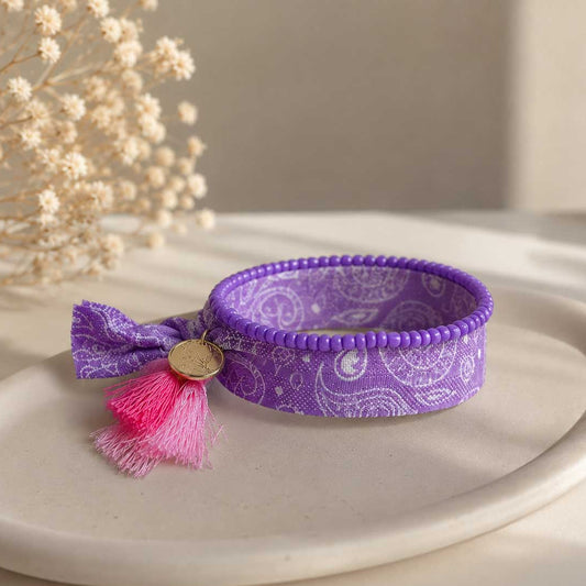 Elastisches Armband-Set Lavender Paisley mit Paisley-Band, Perlenarmband, pinker Quaste und goldenem Anhänger auf Marmorteller – Saltyblush
