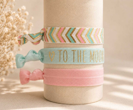 Elastisches 3er Armband-Set Moonlight Memories mit Chevron-Band, türkisem „To the Moon and Back"-Band und rosafarbenem Band auf Armband-Ständer – Saltyblush

