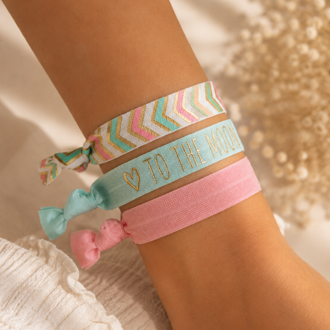 Elastisches 3er Armband-Set Moonlight Memories – Chevron-Band, türkises „To the Moon and Back"-Band und rosafarbenes Band kombiniert am Handgelenk – Saltyblush
