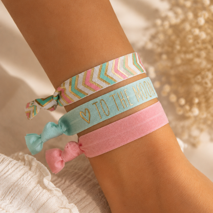 Elastisches 3er Armband-Set Moonlight Memories – Chevron-Band, türkises „To the Moon and Back"-Band und rosafarbenes Band kombiniert am Handgelenk – Saltyblush
