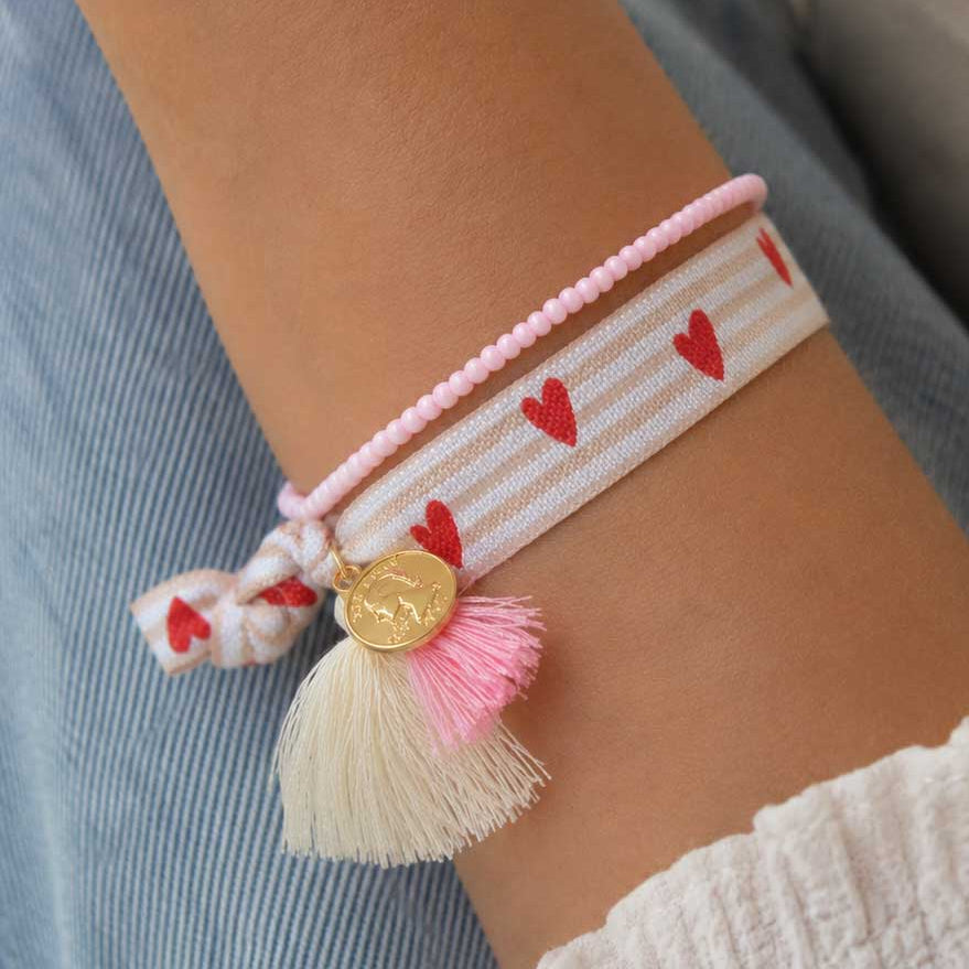 Elastisches Armband-Set Sweet Hearts mit Herz-Streifenband und rosa Perlenarmband am Handgelenk, lässiger Look – Saltyblush
