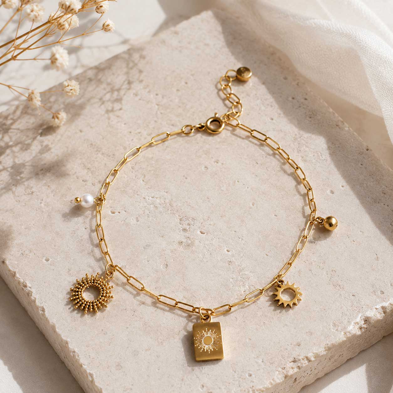 Goldene Fußkette Sundrop mit Sonnen-Charms auf beigem Stein – Edelstahl, Saltyblush

