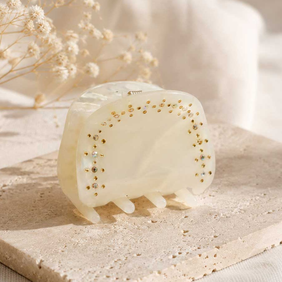 Haarklammer Sea Pearl mit goldenen Strass-Punkten auf beigen Hintergrund – Detailansicht, Saltyblush
