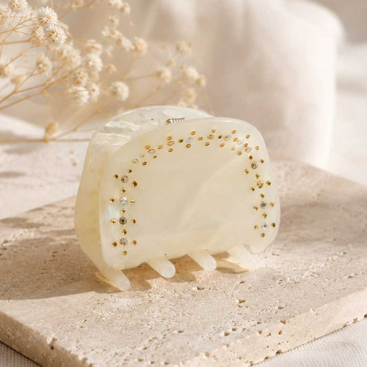 Haarklammer Sea Pearl mit goldenen Strass-Punkten auf beigen Hintergrund – Detailansicht, Saltyblush
