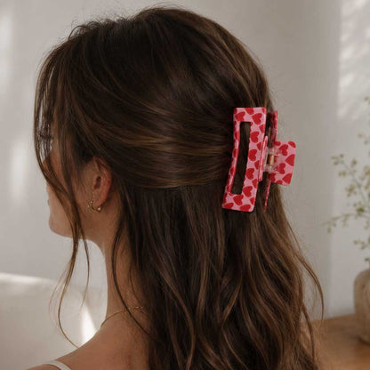 Haarklammer Sweet Hearts in Rosa mit roten Herzchen im Haar getragen – halboffene lockige Frisur, brünette Haare, Acryl, Saltyblush
