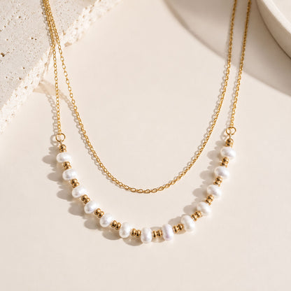 Goldenes Layering-Halsketten-Set Golden Duo mit weißen Perlen und Goldperlen – Edelstahl, Saltyblush
