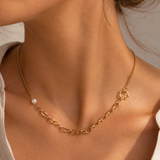 Goldene Halskette Pearl Link mit einzelner Perle und Gliederkette am Hals getragen – Edelstahl, Saltyblush
