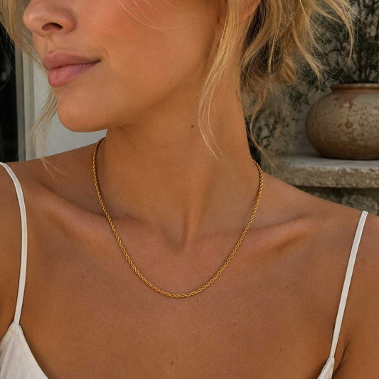 Goldene Edelstahl-Halskette Soft Twist auf beigem Untergrund – Saltyblush