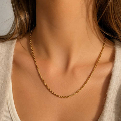 Goldene Twist-Halskette am Hals getragen – Edelstahl, Saltyblush