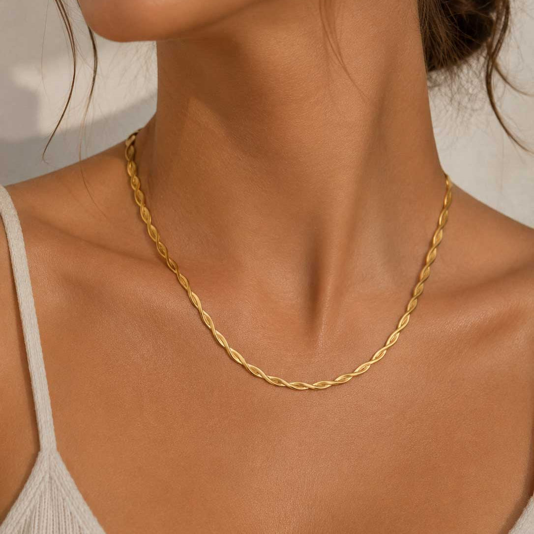 Goldene Halskette Sunny Twist mit Flechtkettendesign am Hals getragen – Edelstahl, Saltyblush
