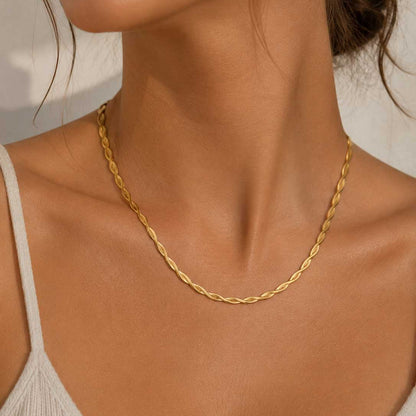 Goldene Halskette Sunny Twist mit Flechtkettendesign am Hals getragen – Edelstahl, Saltyblush
