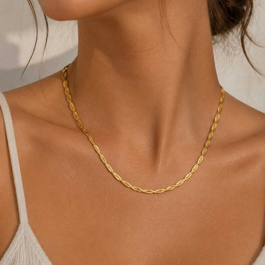 Goldene Halskette Sunny Twist mit Flechtkettendesign am Hals getragen – Edelstahl, Saltyblush
