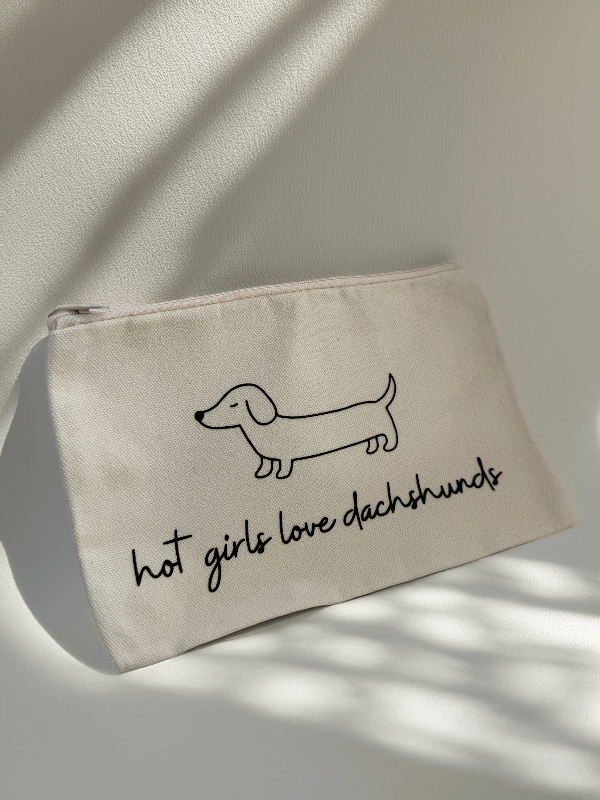 Kosmetiktasche "Hot Girls Love Dachshunds" mit Dackel-Motiv – Saltyblush
