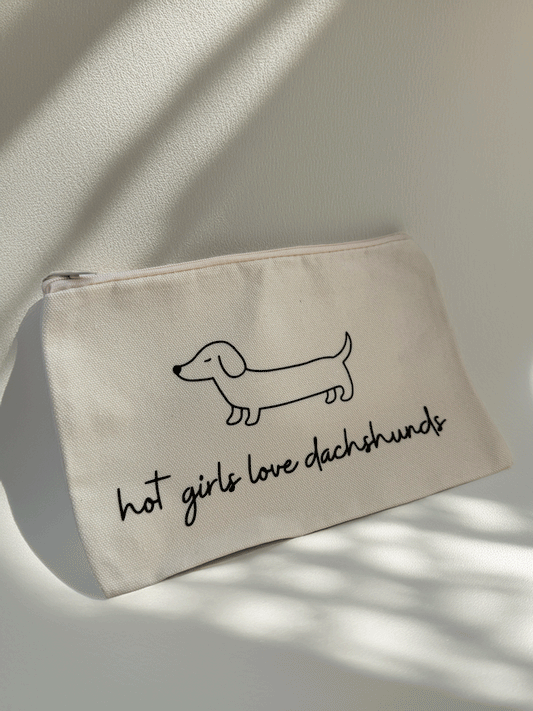 Kosmetiktasche "Hot Girls Love Dachshunds" mit Dackel-Motiv – Saltyblush

