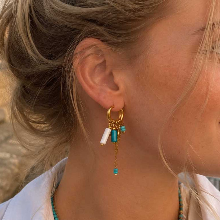 Goldene Creolen Blue Tide mit türkisen Perlen-Charms am Ohr – Edelstahl, Saltyblush
