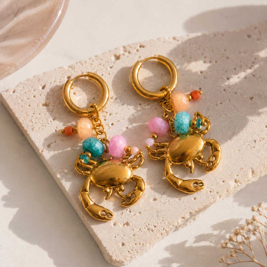 Goldene Creolen Crabby Chic mit Krebs-Charm und türkis-pinken Perlen auf Stein – Saltyblush
