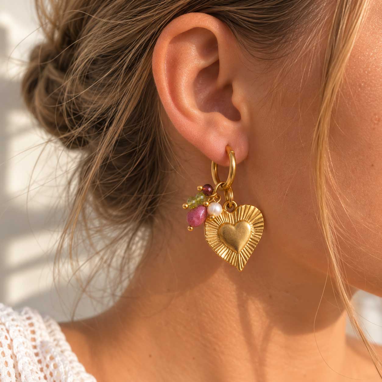 Goldene Creolen Dolce Cuore mit Herz-Charm am Ohr getragen – Edelstahl, Saltyblush
