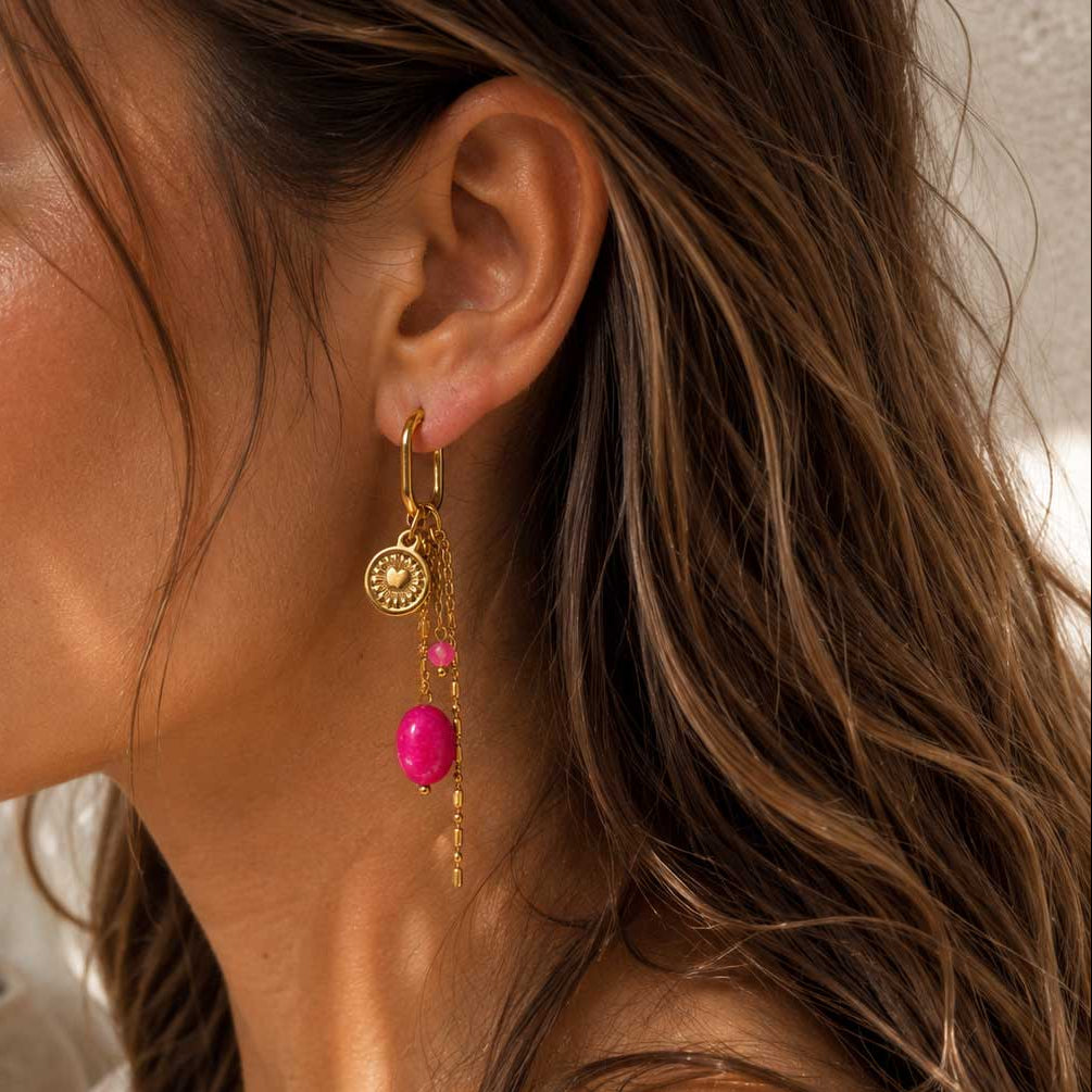 Goldene Ohrringe Golden Blush mit pinker Perle am Ohr getragen – Saltyblush
