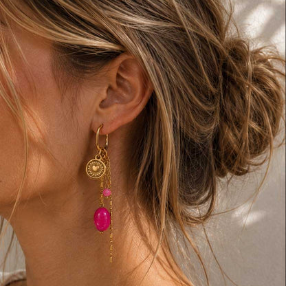 Goldene Charm-Ohrringe Golden Blush mit pinker Perle und Goldkette am Ohr – Saltyblush
