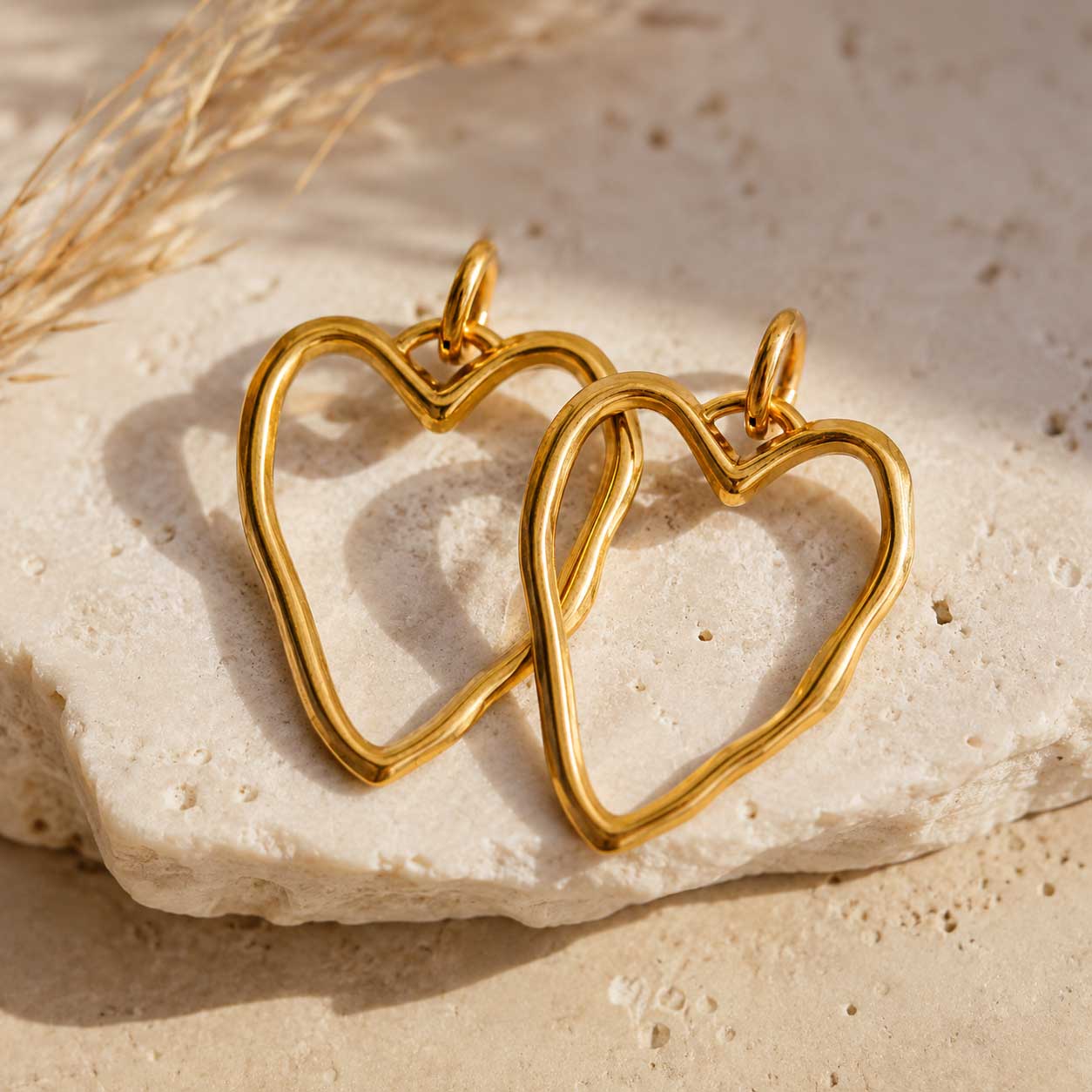 Goldene Herz-Ohrringe Heartline auf beigem Stein – Edelstahl, Saltyblush
