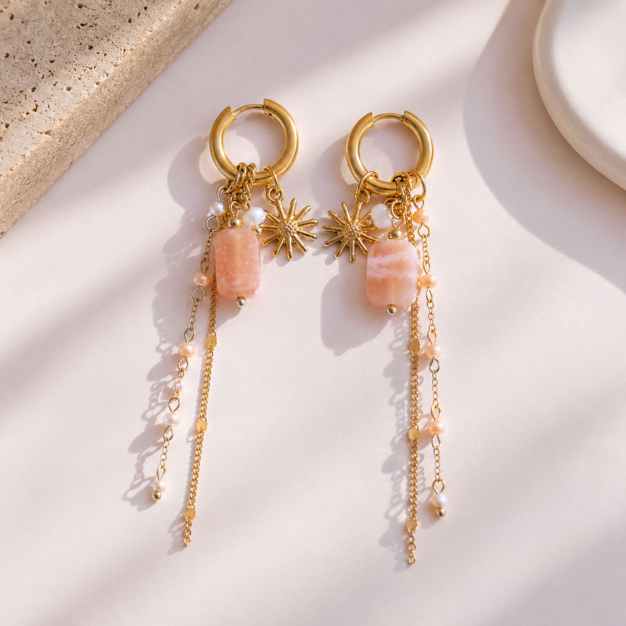 Goldene Creolen Rosé Ray mit Sonnenstern-Charm, rosafarbenem Naturstein, Perlen und langen Goldketten – Saltyblush

