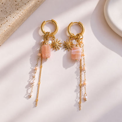 Goldene Creolen Rosé Ray mit Sonnenstern-Charm, rosafarbenem Naturstein, Perlen und langen Goldketten – Saltyblush
