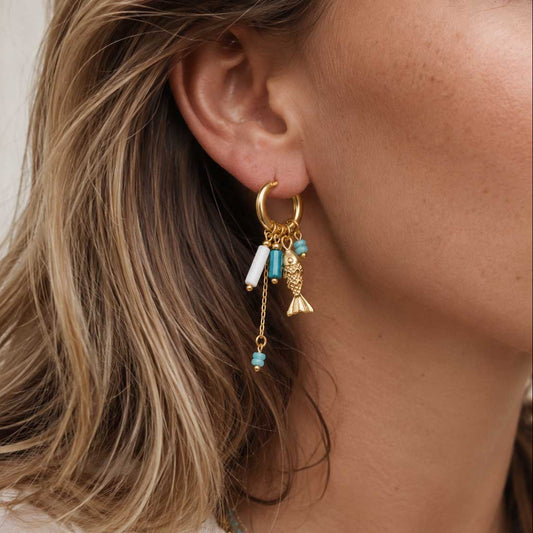 Goldene Creolen Seabreeze mit Fisch-Charm am Ohr getragen – Edelstahl, Saltyblush
