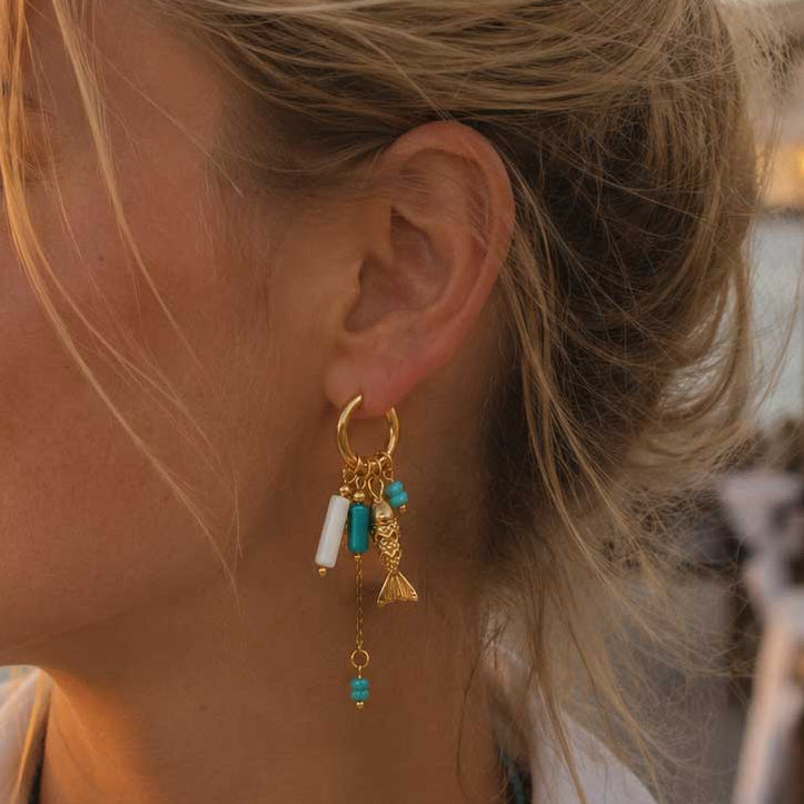 Goldene Creolen Seabreeze mit Fisch-Charm und türkisen Perlen am Ohr – Saltyblush
