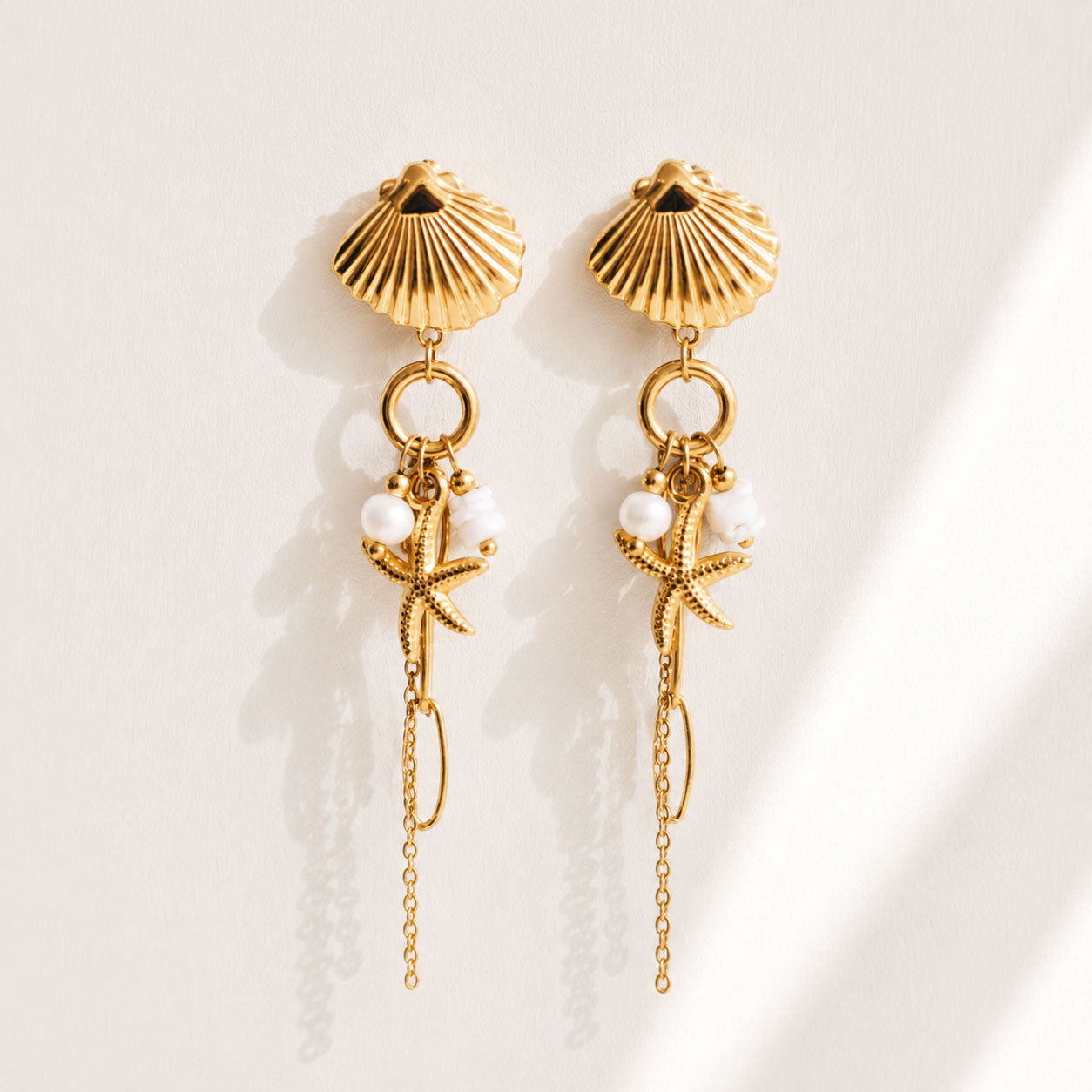 Goldene Ohrringe Seashell Glow mit Muschel-Stecker, Seestern-Charm, Perlen und Goldkette – Edelstahl, Saltyblush
