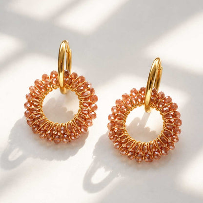 Goldene Creolen Mokka Glow Hoops mit terrakottafarbenen facettierten Glasperlen auf weißem Hintergrund – Edelstahl, Saltyblush
