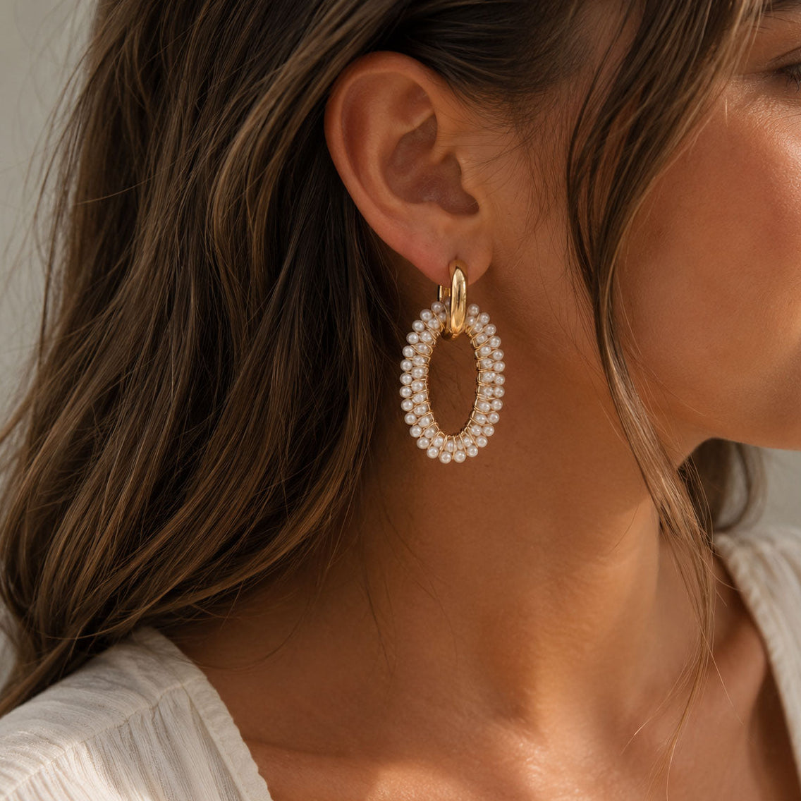 Goldene Perlen-Creolen Pearl Glow Hoops am Ohr getragen – Edelstahl, Saltyblush
