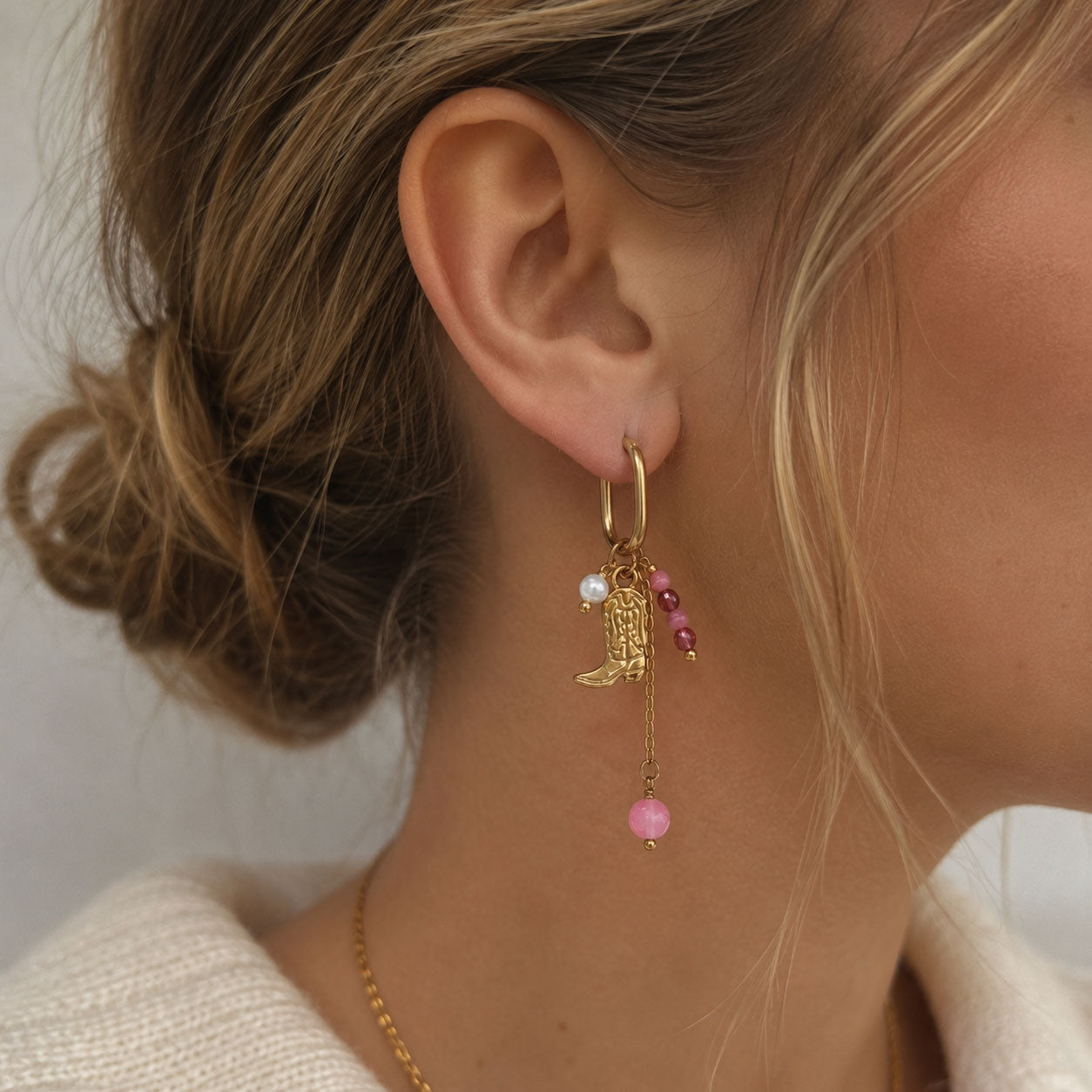 Goldene Creolen Pink Western mit Cowboy-Boot-Charm und pinkem Stein am Ohr getragen – Edelstahl, Saltyblush

