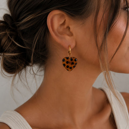 Goldene Creolen Wild Heart mit Leoparden-Herz-Anhänger am Ohr getragen – Edelstahl, Saltyblush
