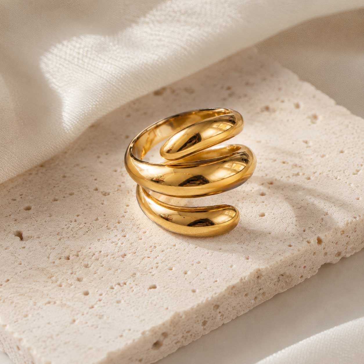 Goldener Edelstahl-Ring Soft Curve auf beigem Untergrund – Saltyblush

