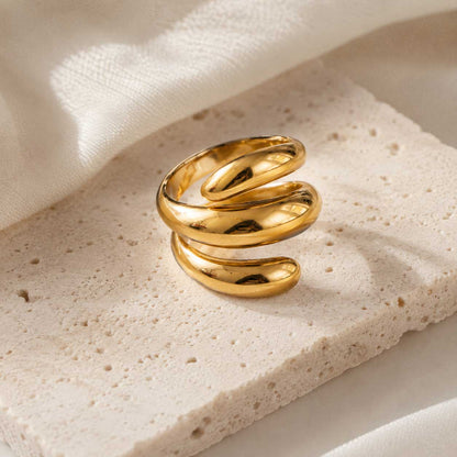 Goldener Edelstahl-Ring Soft Curve auf beigem Untergrund – Saltyblush
