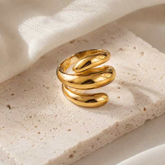 Goldener Edelstahl-Ring Soft Curve auf beigem Untergrund – Saltyblush
