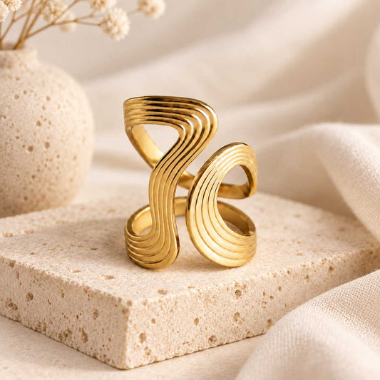 Goldener XL Swirl Statement-Ring aus Edelstahl mit markanter Streifenoptik, feststehende Ringgröße 8 beziehungsweise 18,1 mm
