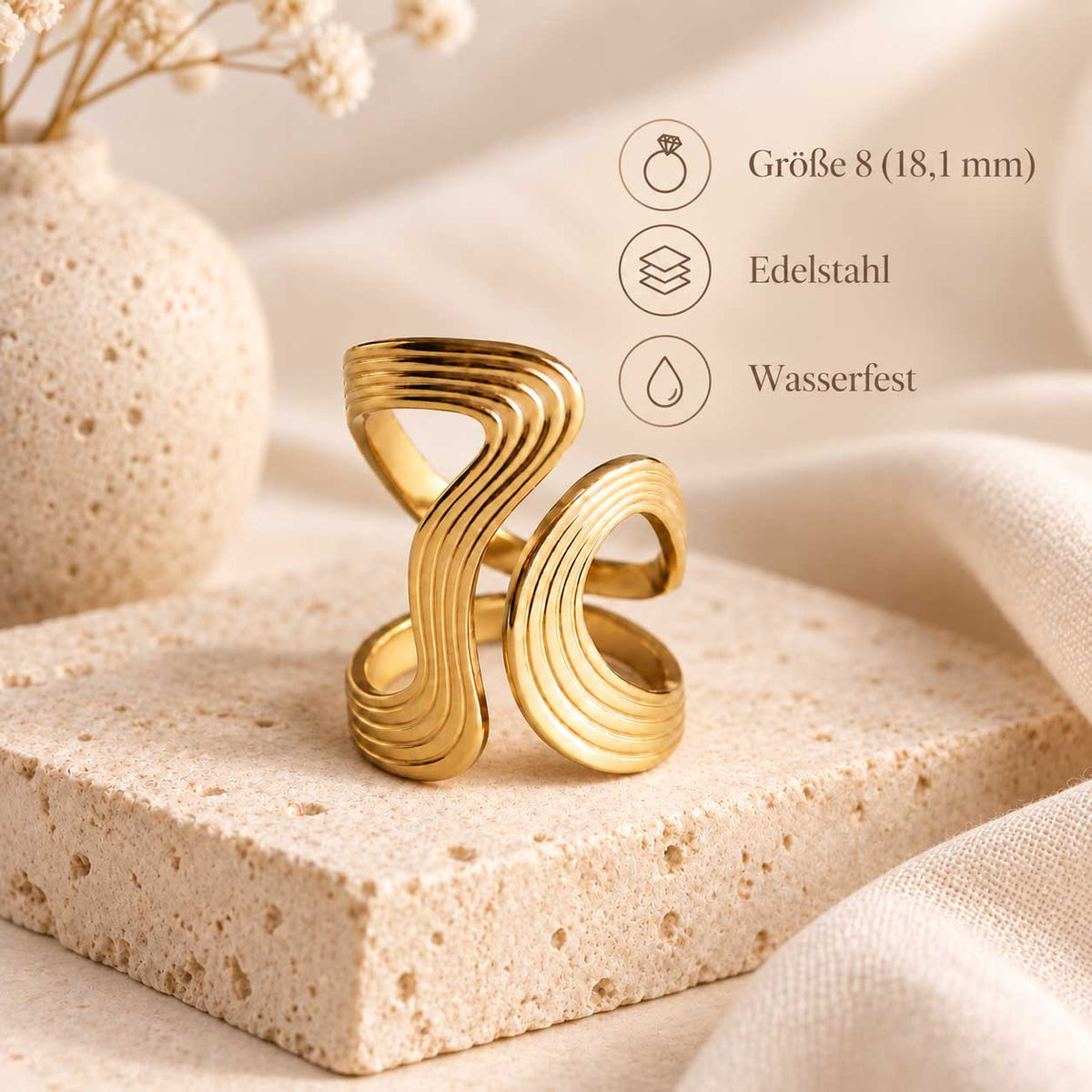 Seitenansicht eines goldenen XL Swirl Rings aus Edelstahl mit voluminöser Form und dekorativem Streifenmuster
