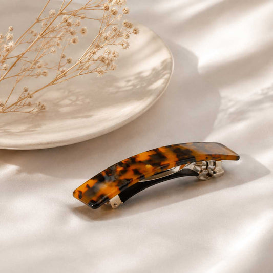Amber Curve Haarspange aus Acryl im Schildpatt-Design auf weißem Seidenstoff mit Trockenblumen – Saltyblush
