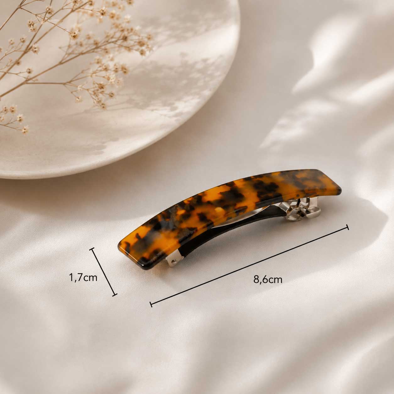 Amber Curve Haarspange aus Acryl im Schildpatt-Design mit Maßangaben 8,6 cm x 1,7 cm auf weißem Seidenstoff – Saltyblush
