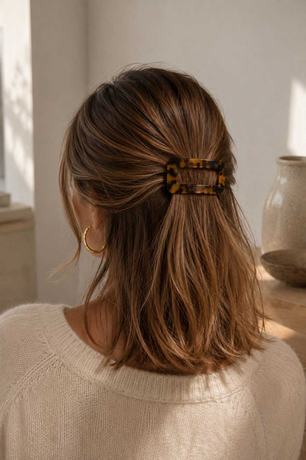 Amber Frame Haarspange braun im Haar – eleganter Half-Up-Style für Alltag & besondere Anlässe, Saltyblush

