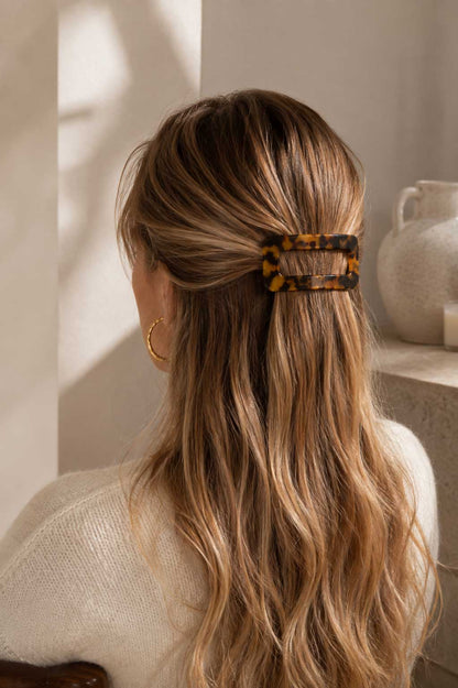 Haarspange Amber Frame braun kombiniert mit goldenem Schmuck – zeitlos minimalistischer Look, Saltyblush

