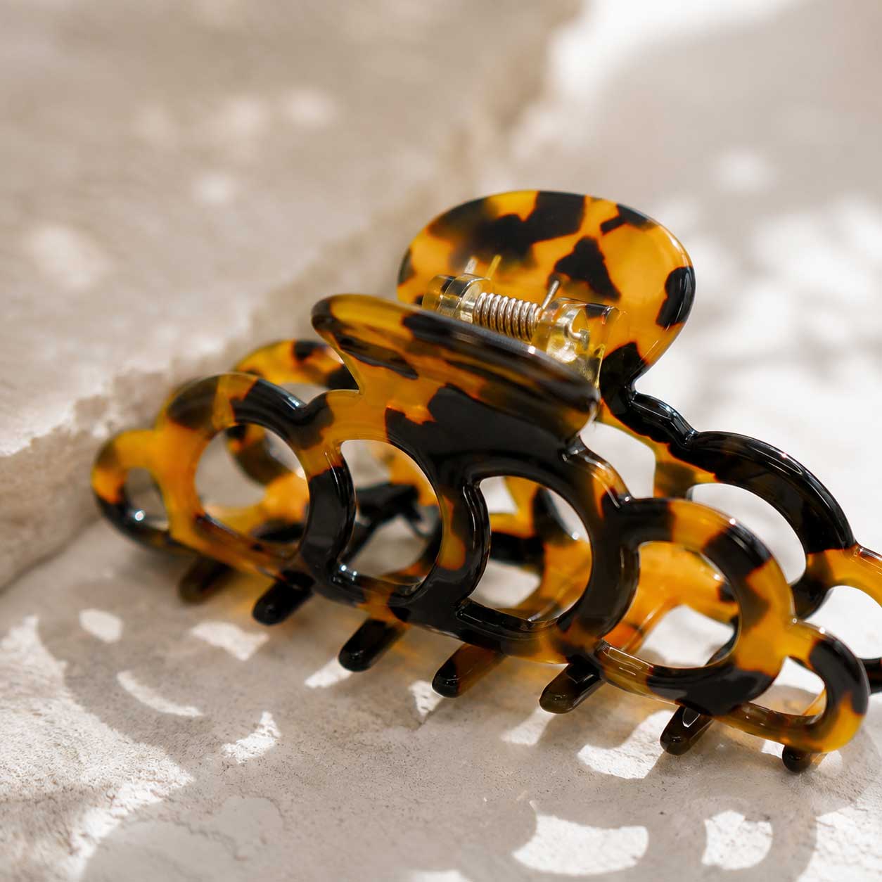 Haarklammer Amber Link im Tortoiseshell-Kettendesign aus Acryl von Saltyblush – 9,3 x 4,2 cm
