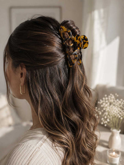 Tortoiseshell Haarklammer Amber Link kombiniert mit goldenem Schmuck – zeitloser Look, Saltyblush
