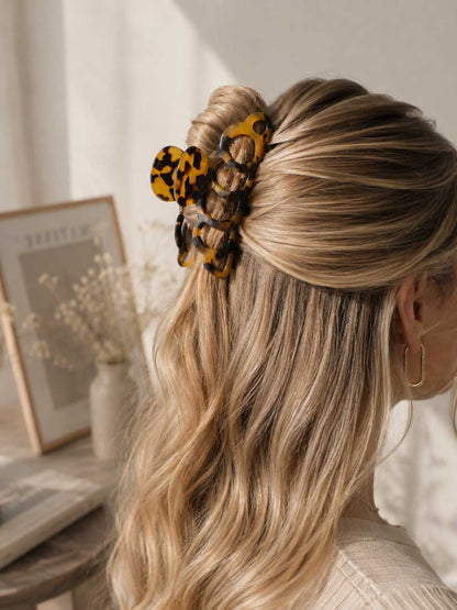 Detailansicht: Amber Link Haarclip Tortoiseshell braun – markantes Kettendesign, Saltyblush
