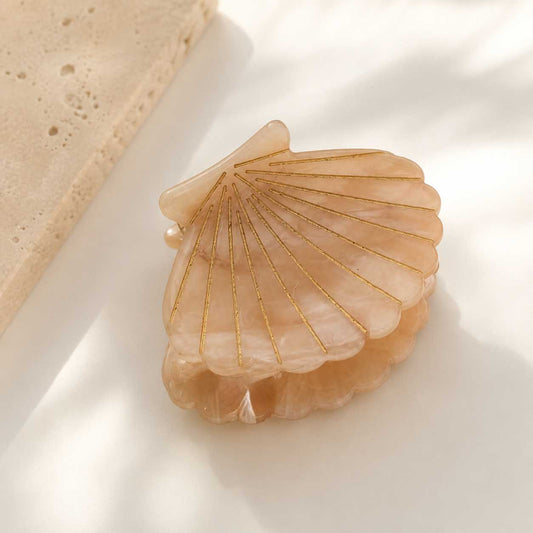 Haarklammer Amber Shell im Muschel-Design aus Acryl in Braun von Saltyblush – 6,5 x 4,1 cm
