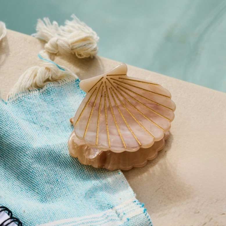 Detailansicht: Amber Shell Haarklammer braun – sanftes Muschel-Design aus Acryl, Saltyblush
