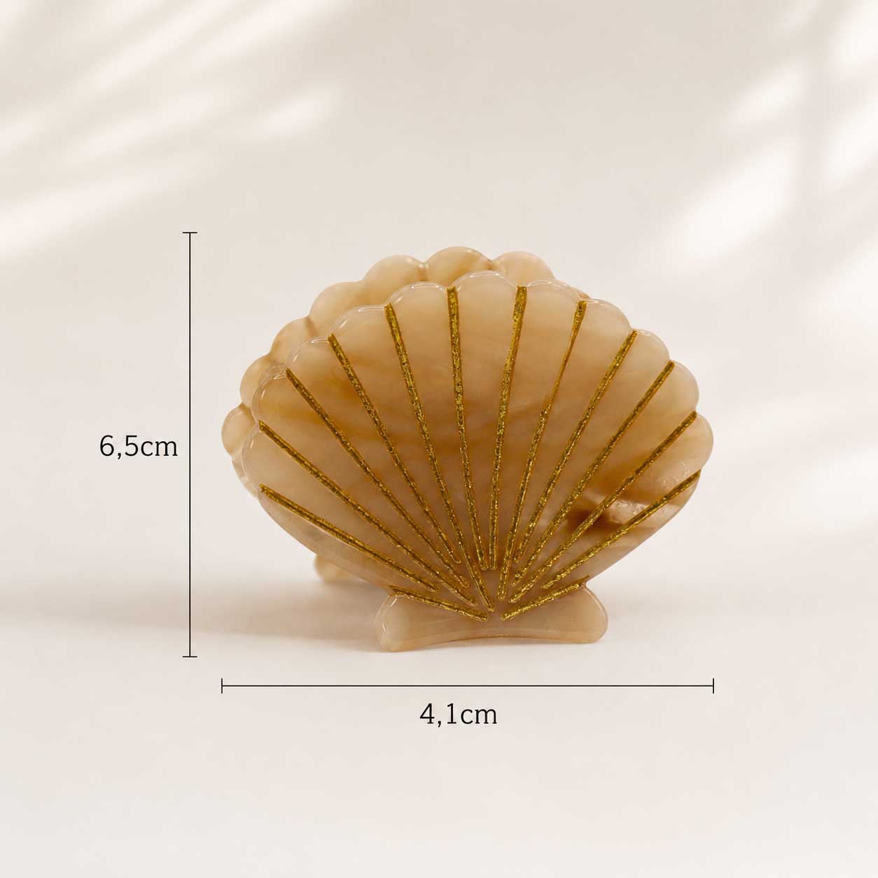 Haarklammer Amber Shell im Muschel-Design aus Acryl in Braun von Saltyblush – 6,5 x 4,1 cm
