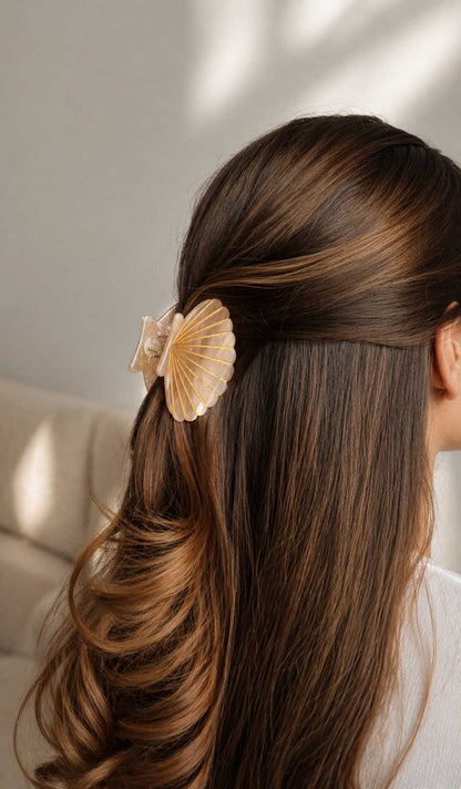 Amber Shell Haarklammer braun im Haar – natürlich femininer Boho-Sommer-Look, Saltyblush
